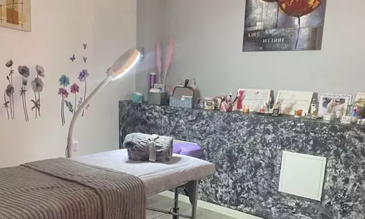 Manos y pies radiantes con manicura, pedicura o manipedicura