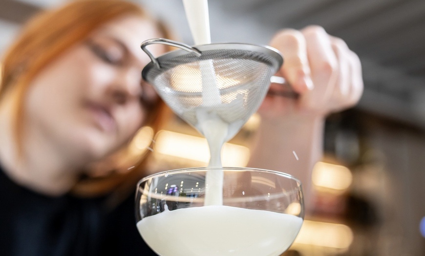 Image 3: Cocktail Masterclass Fun for 4 Friends