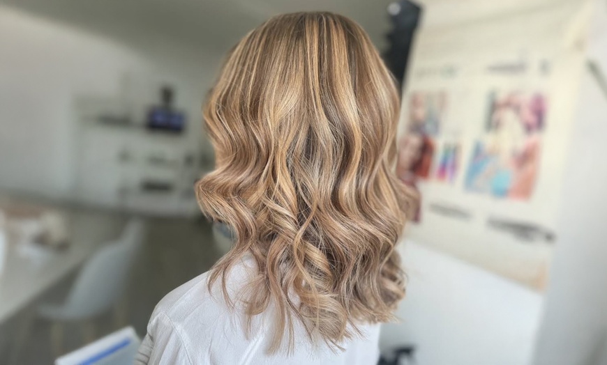 Image 12: Corte de pelo, peinado y opción a tinte de raíz, reflejos o balayage 