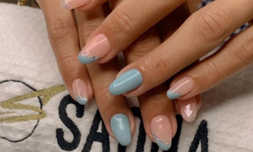 Image 4: Manicura o pedicura clásica o semipermanente con esmaltado OPI 