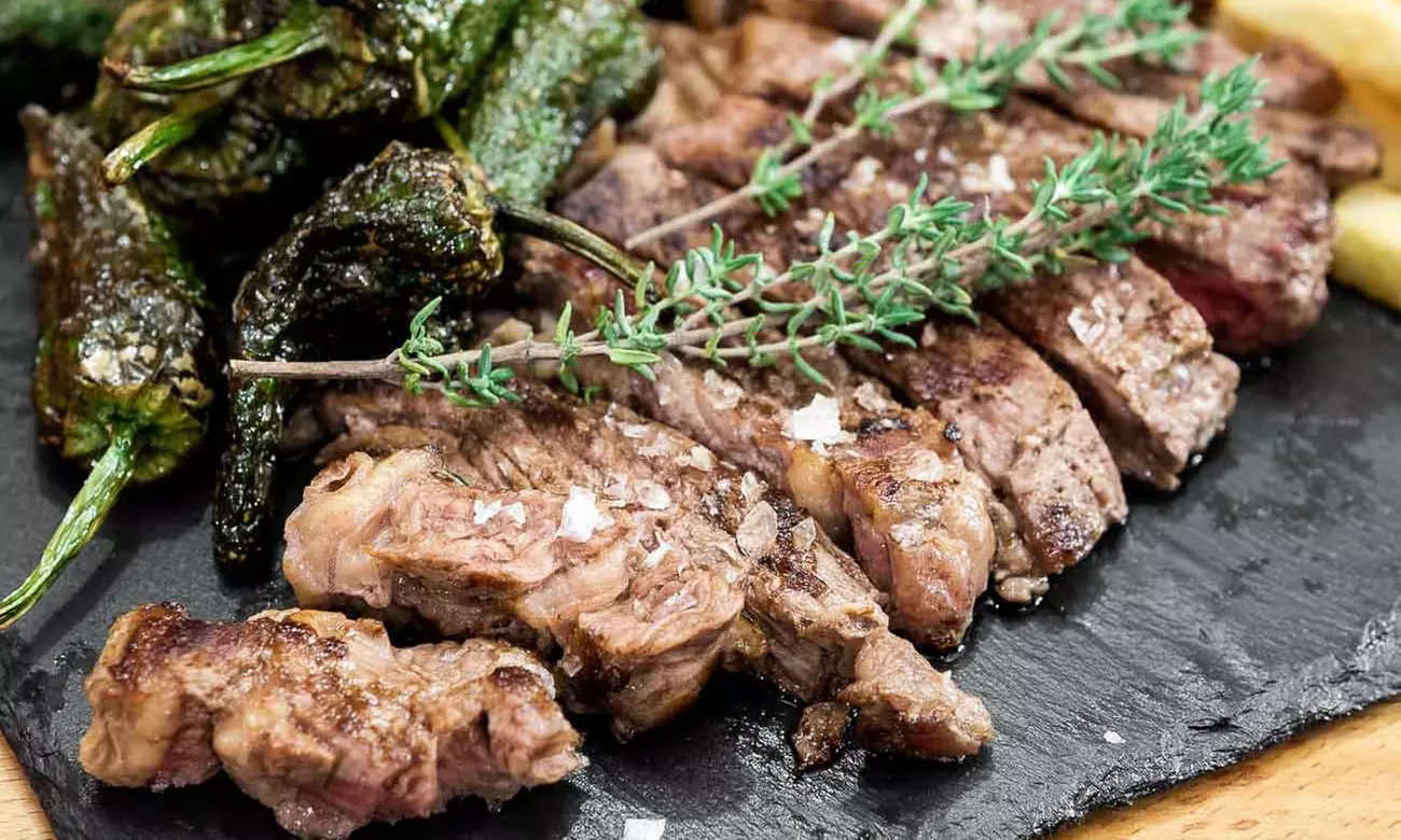 Menú mediterráneo para 2 o 4 personas con entrante, postre y bebida