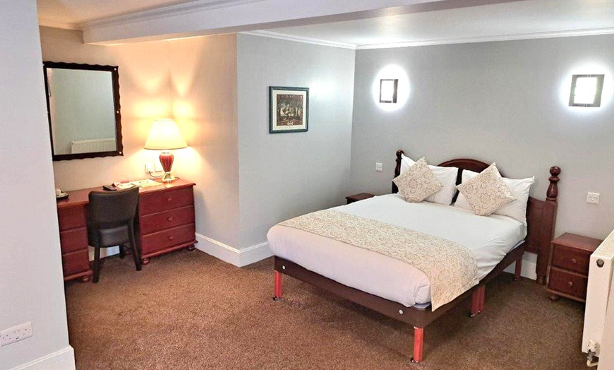 Image 3: Southport: Standard Double or Twin Room with Breakfast