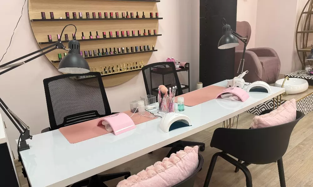 Manicura o pedicura con esmalte semipermanente 2 sesiones hasta un 20% de descuento para 1 persona - Second Medium