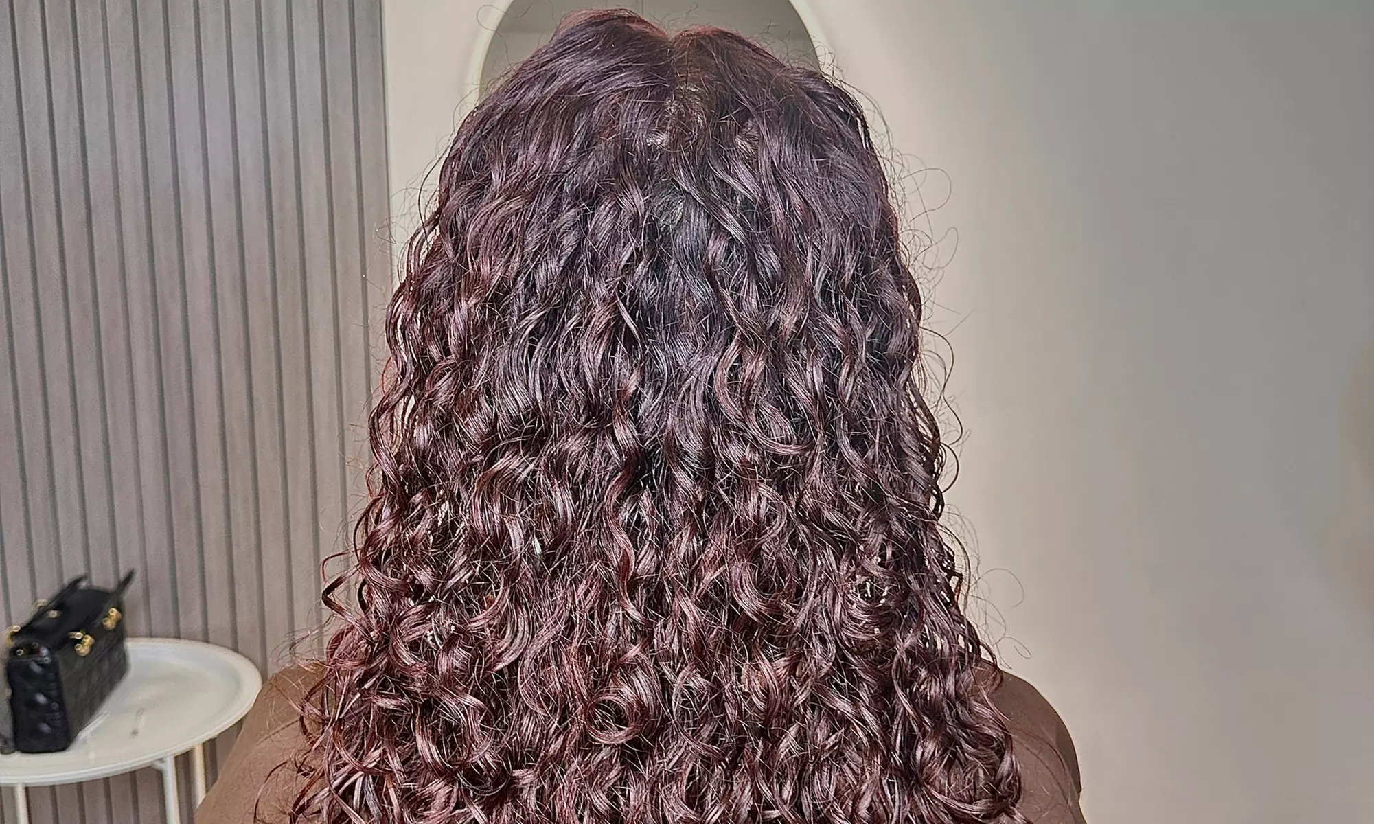 Stralend haar met volume en glans na een professionele blowdry