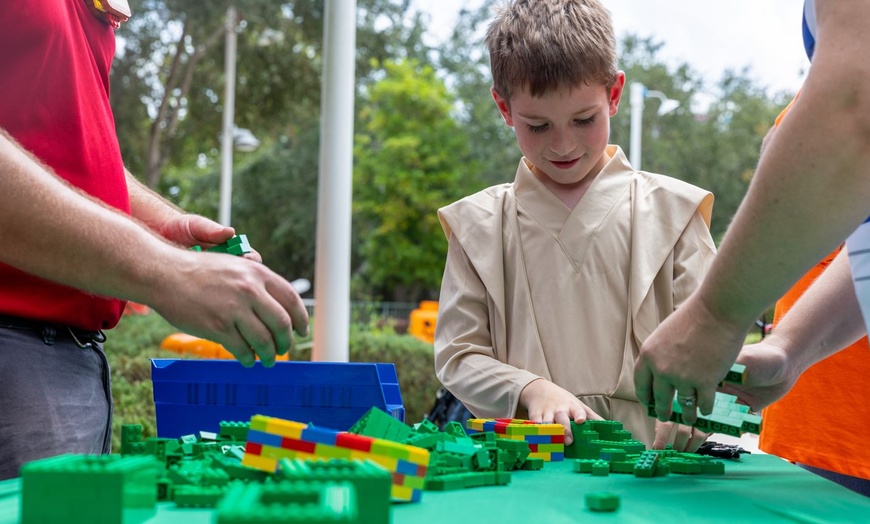 Image 9: Stay near LEGOLAND® with playful pools & kid-friendly rooms