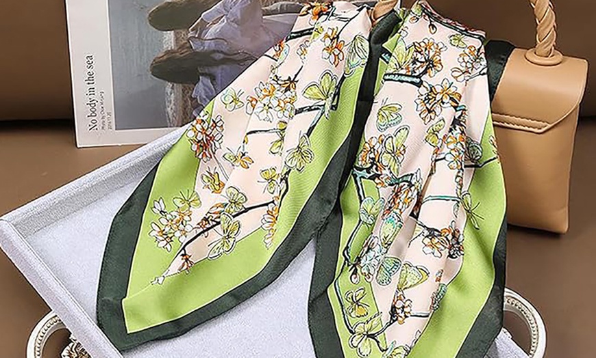 Image 5: Foulard en soie avec motif 