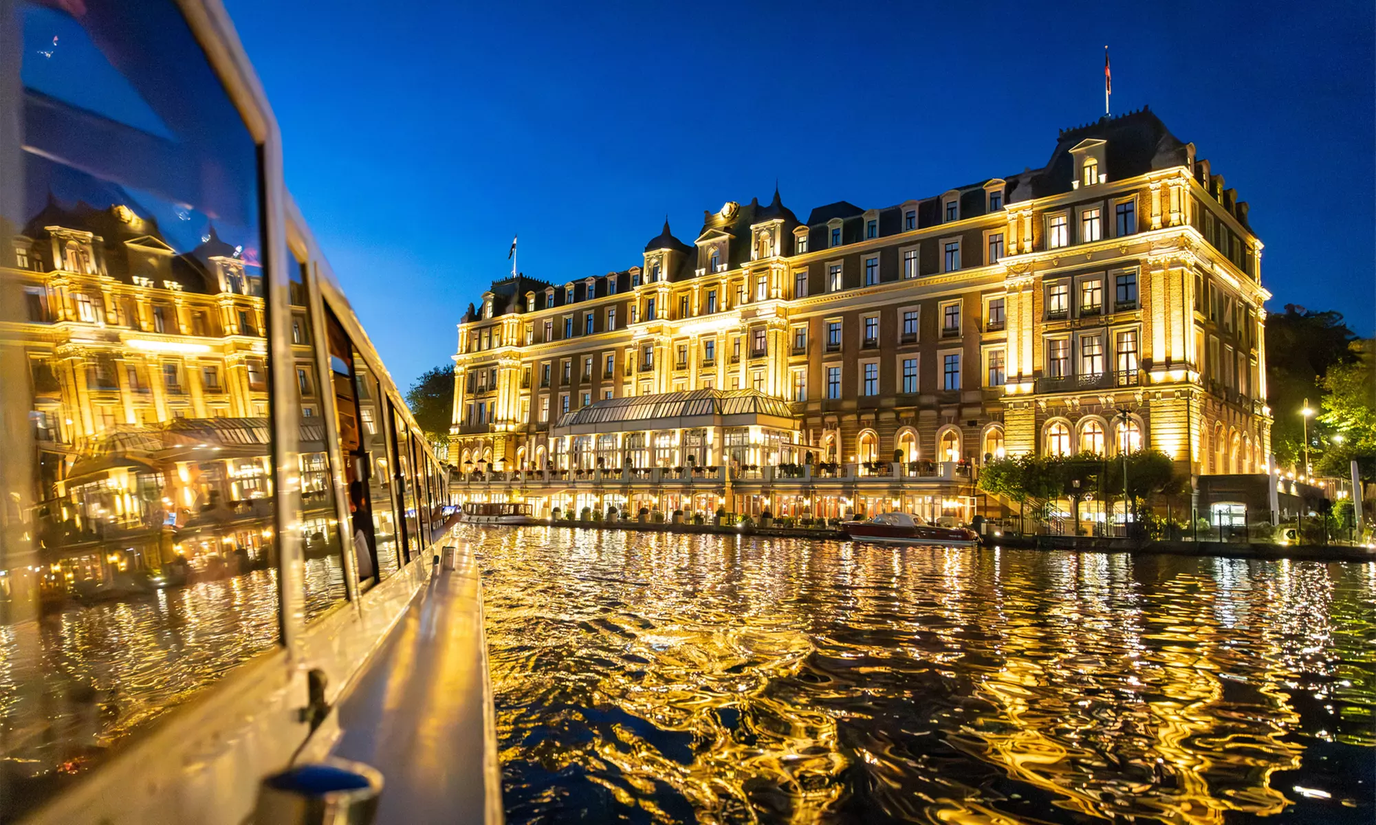 Grachten vol lichtjes en legendes: een avondcruise door Amsterdam