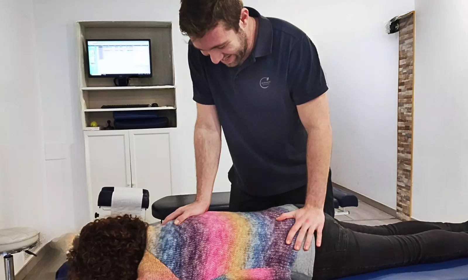 Primera visita quiropráctica con evaluación digital, ajuste e informe