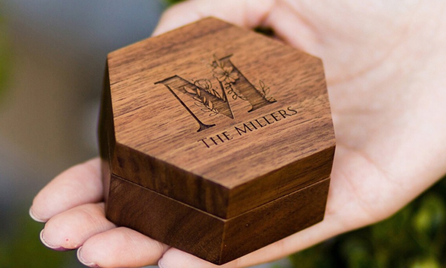 Image 8: Caja rústica de madera para anillos de boda