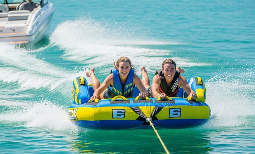 Image 2: Experiencia acuática de 1 h: paseo en barco y flotador de arrastre
