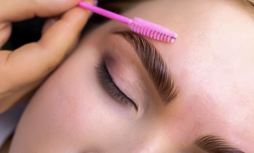 Image 14: Pestañas y cejas definidas con lifting, tinte o laminado