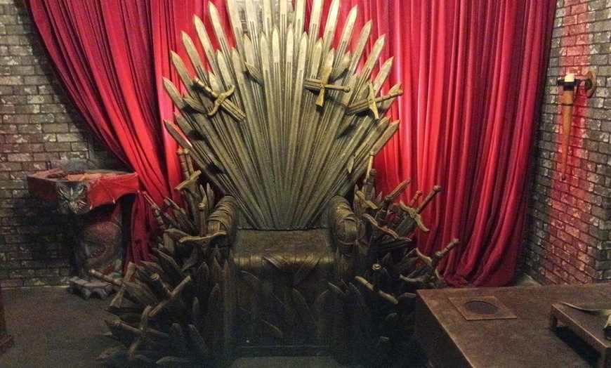 Image 2: 60 Min. Escape-Room "Game of Stones" für 2, 4 oder 6 Pers. - Spannender Rätselspaß & Teamarbeit (bis 41% sparen)