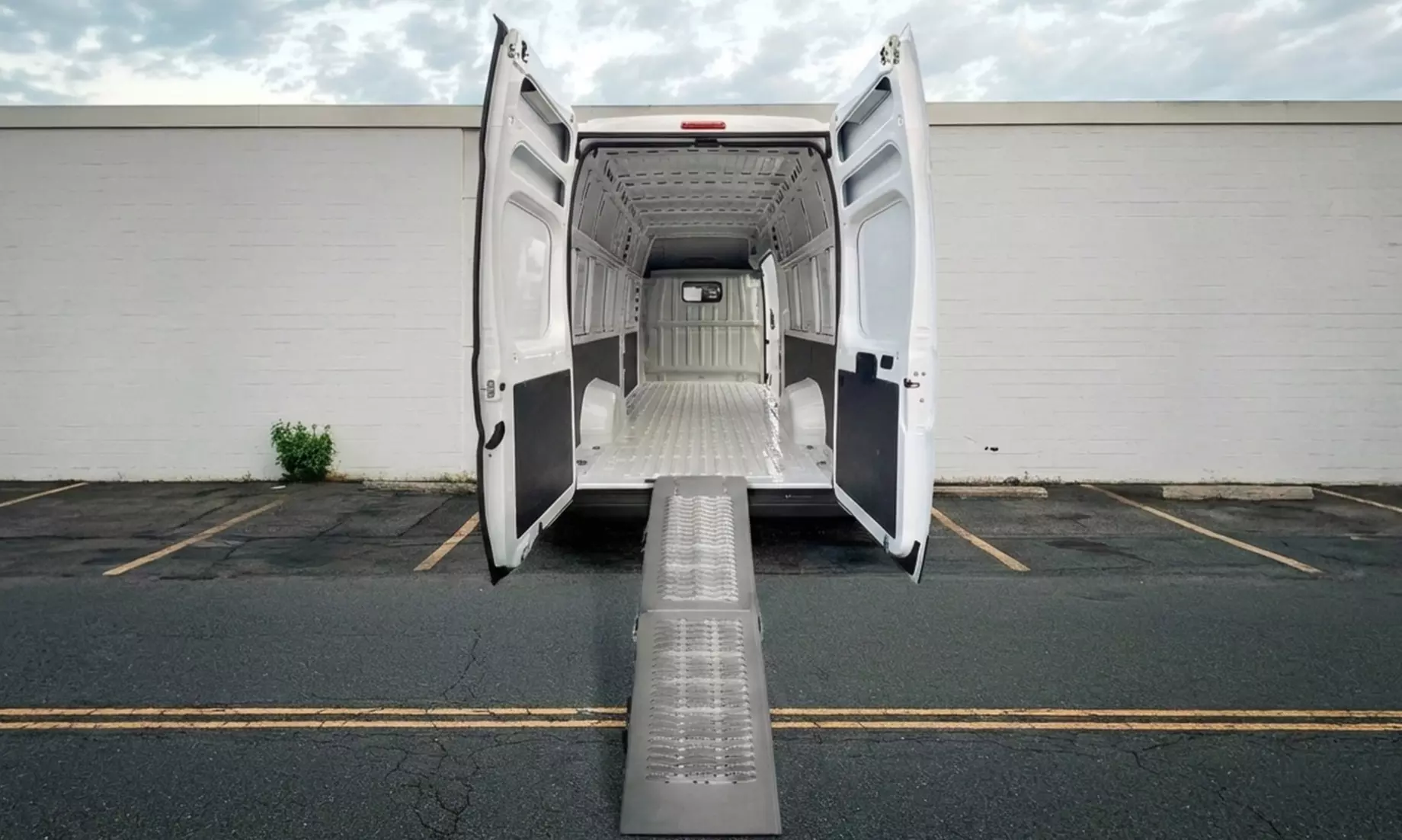 Rampa de carga plegable fabricada en acero con pintura antideslizante