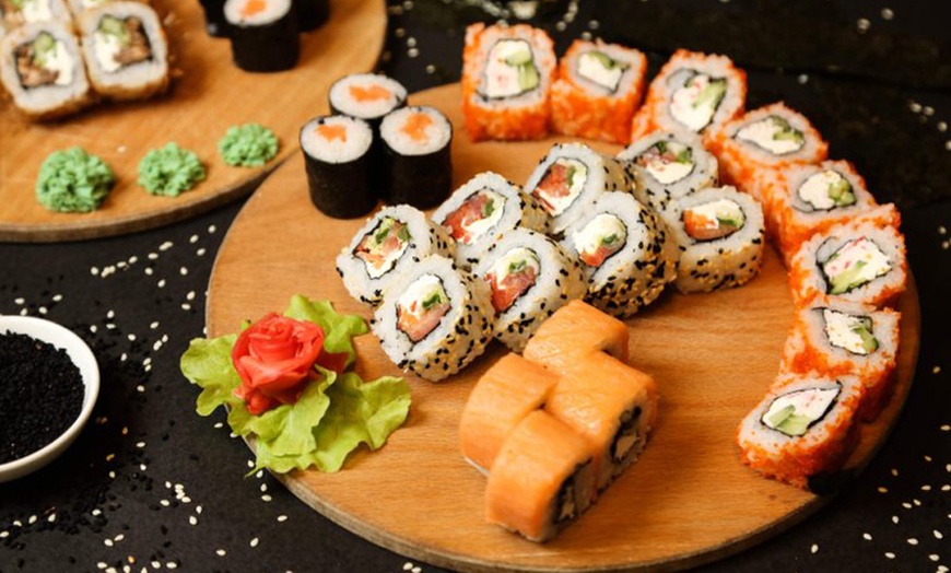 Image 4: Sushi-Platte mit Vorspeise, Dessert und Getränk für 2 oder 4 Personen