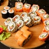 Image 4: Sushi-Platte mit Vorspeise, Dessert und Getränk für 2 oder 4 Personen