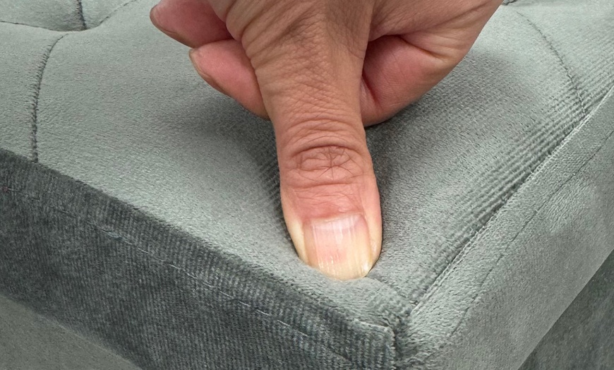 Image 13: Puff cuadrado con tapizado de terciopelo