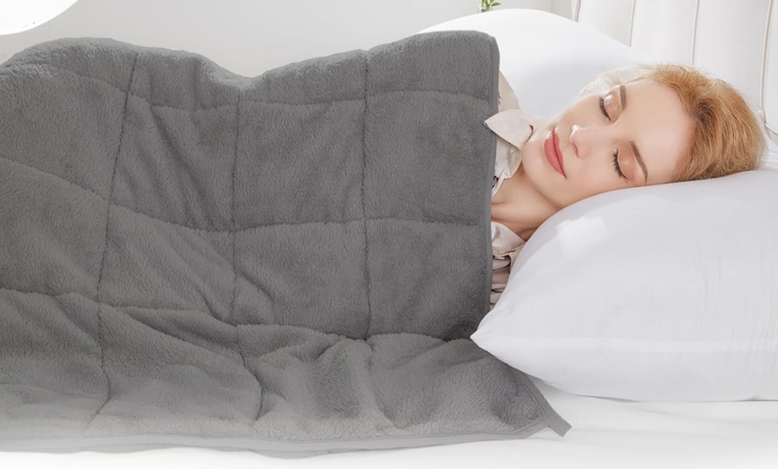 Image 4: Fleece Weighted Blanket for Adults in Various Colours and Sizes
