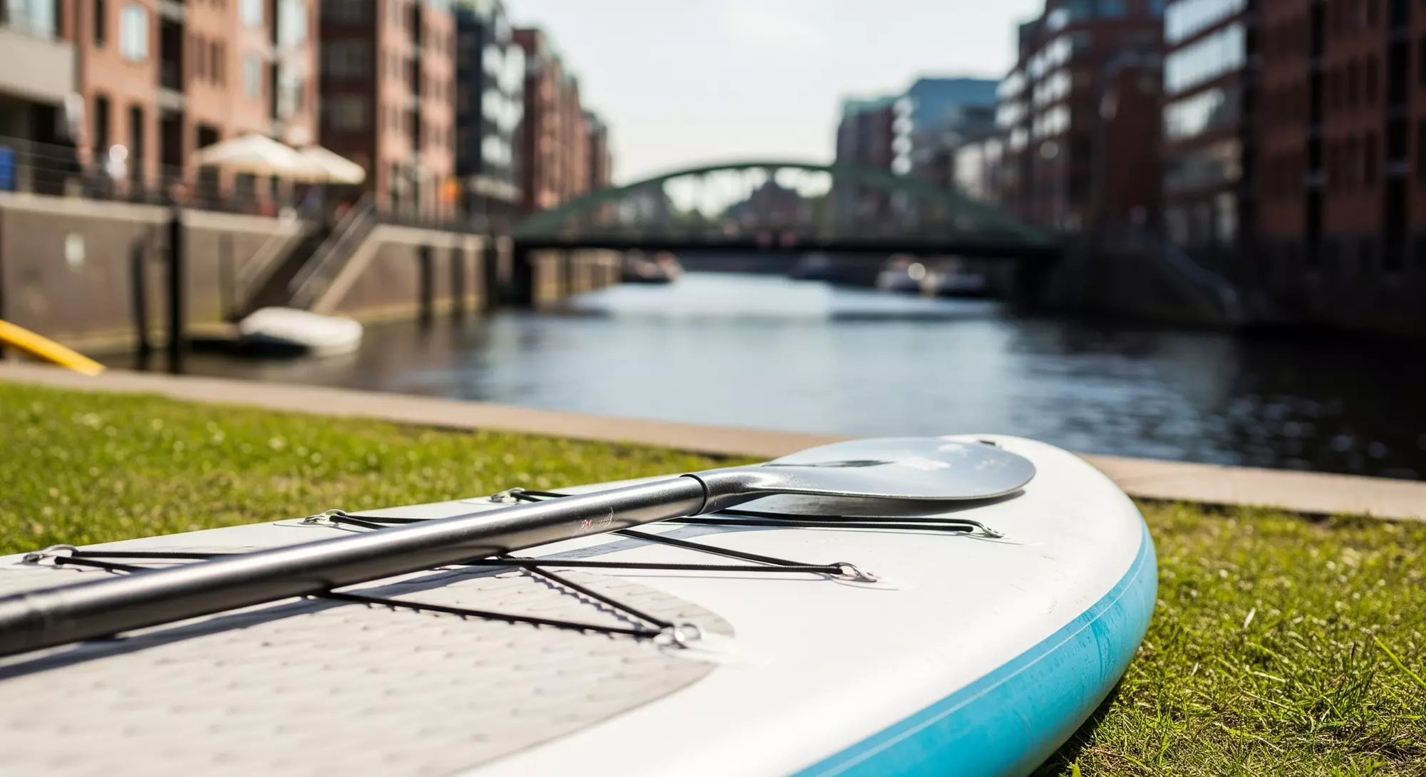 Entdecke Hamburg vom Wasser: Stand-up-Paddling Tour für Anfänger für 1-4 Erwachsene & 2 Kinder (bis 46% sparen) - Primary Image