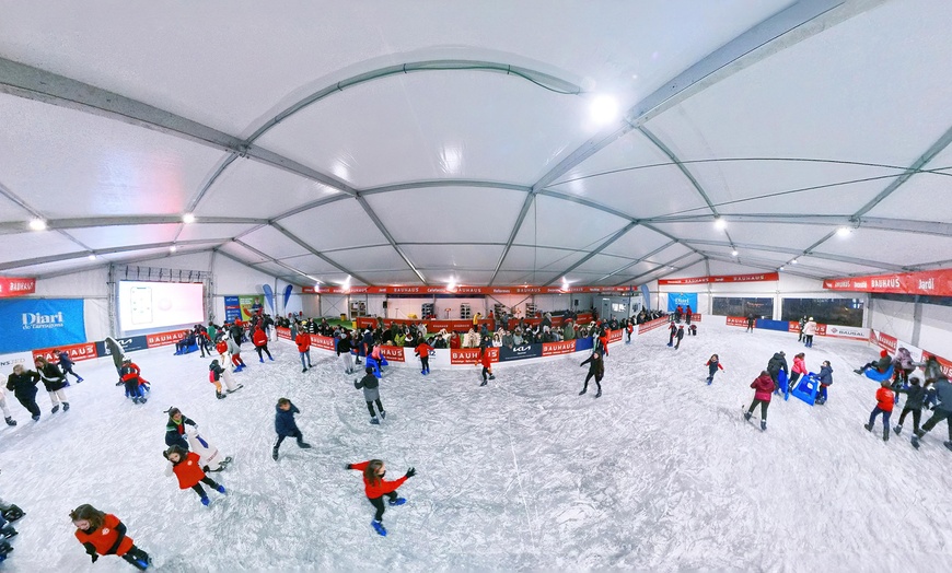 Image 1: Acceso a pista de hielo con patines durante 45 minutos para 1 persona