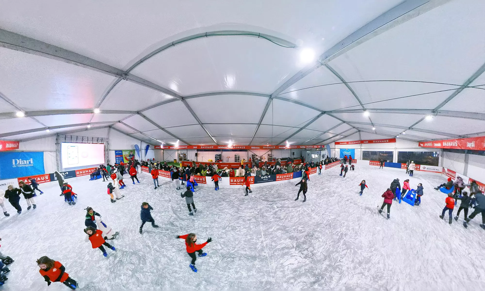 Entrada a Tarraco Gel con acceso de 45 minutos a pista de hielo cubierta en Las Gavarres con un 33% de descuento - Primary Image