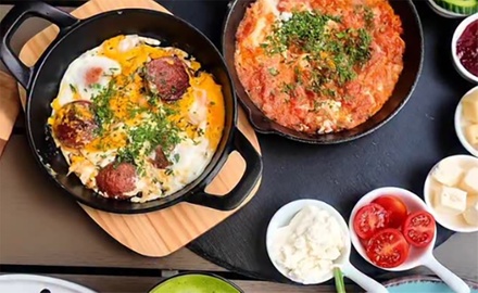 Für 1 Person: Türkischer Frühstücksteller inkl. Heißgetränk - Café Elua