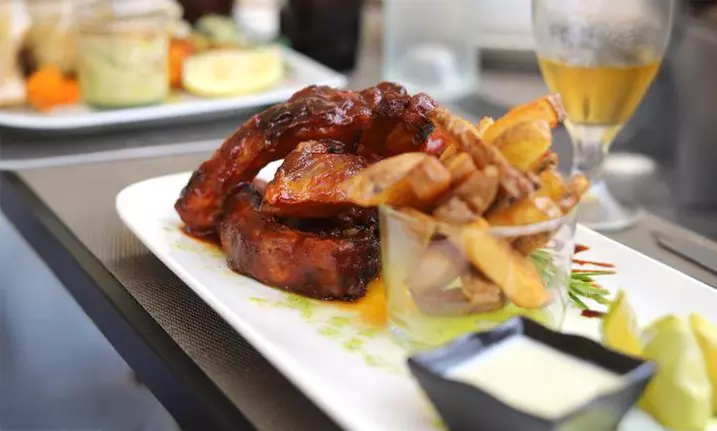 Aigues-Vives (Gard) : chambre double avec PDJ, menu en option