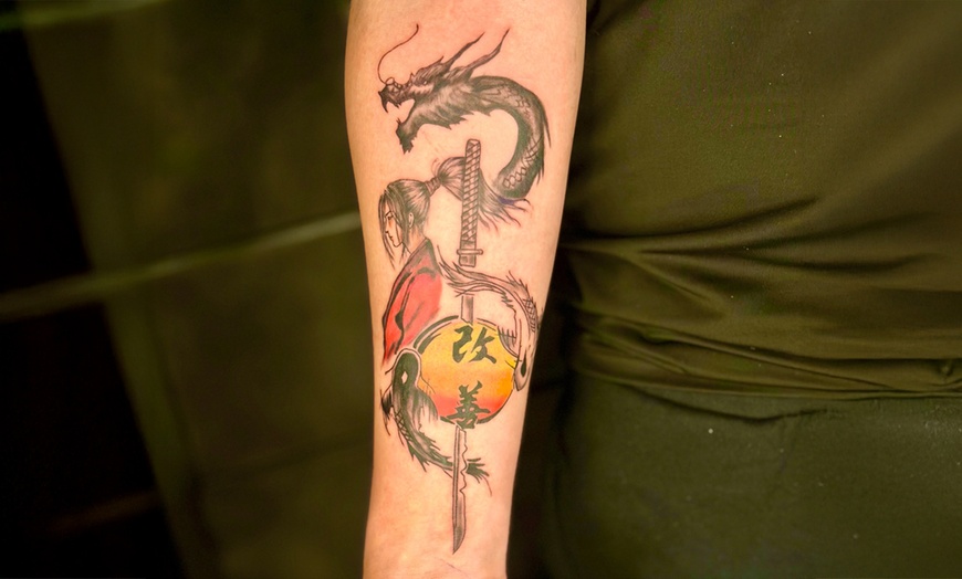 Image 4: Wykonanie tatuażu czarno-białego lub kolorowego