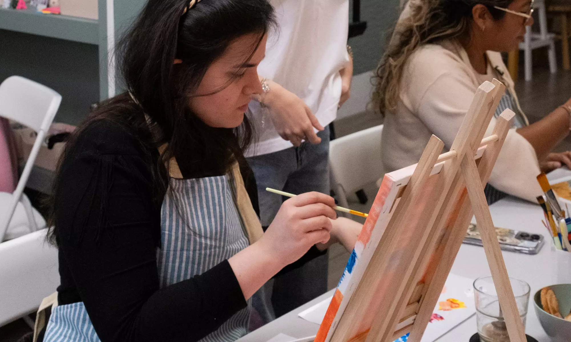 Taller para 1 o 2: pintura de cuadro o tote bag, o clase de maquillaje