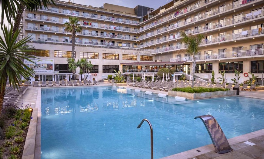Image 1: Lloret de Mar : chambre double avec demi-pension en hôtel 4*