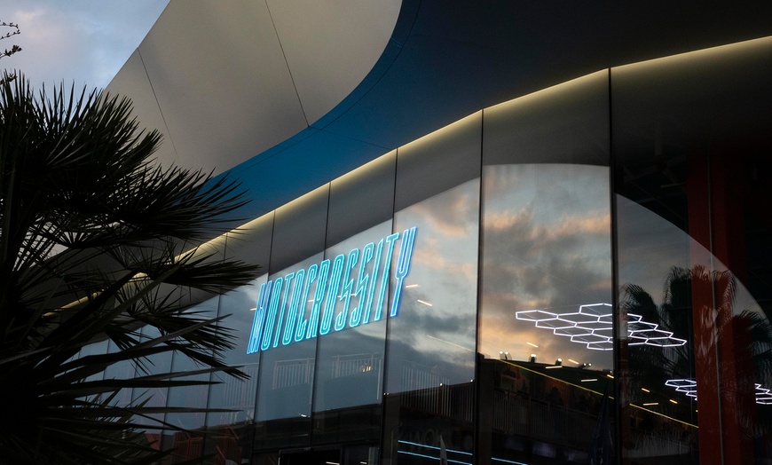 Image 3: Tanda de 15 minutos de motocross indoor eléctrico con o sin menú finde