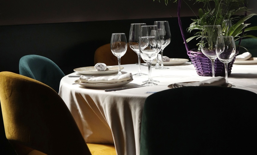 Image 22: Menú tradicional español con opción a botella de vino para 2 o 4