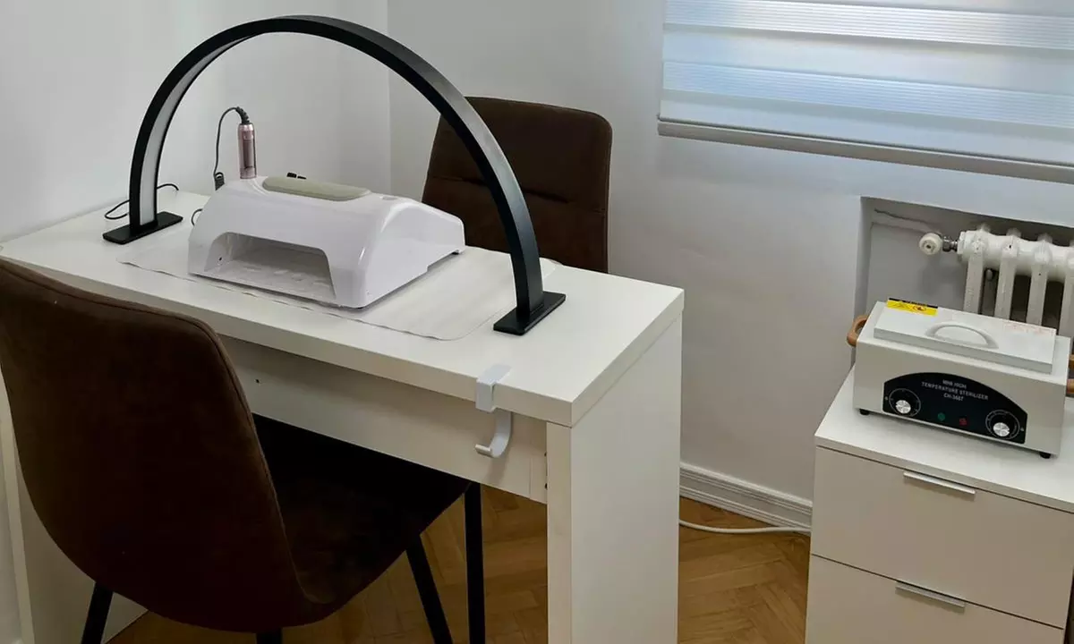 Manicura, pedicura o uñas gel con esmaltado clásico o semipermanente