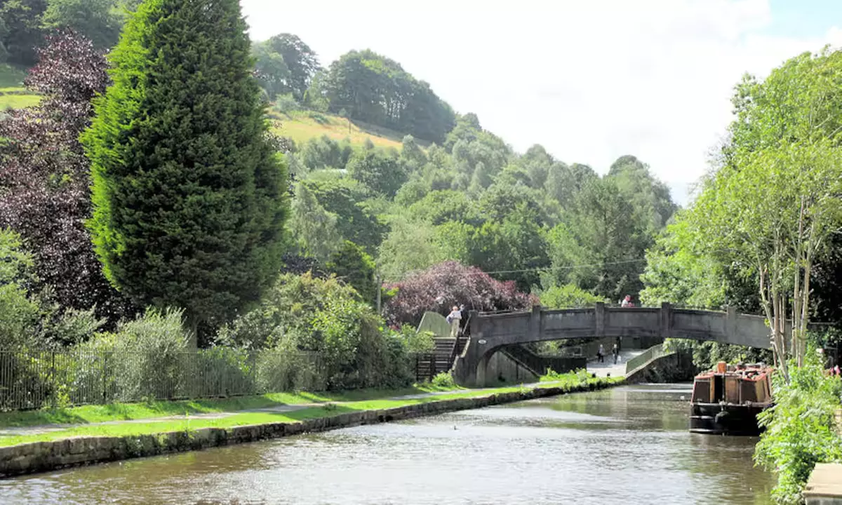 West Yorkshire, Hebden Bridge: 4* Apartment Stay with Breakfast & Prosecco