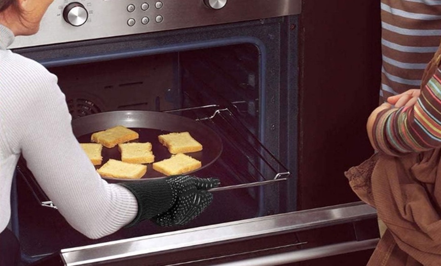 Image 7: Pair of Grilling Gloves