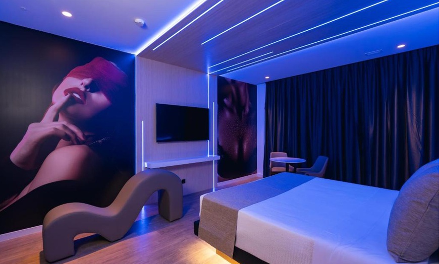 Image 8: Valencia: suite con botella Vino blanco y decoración de pétalos