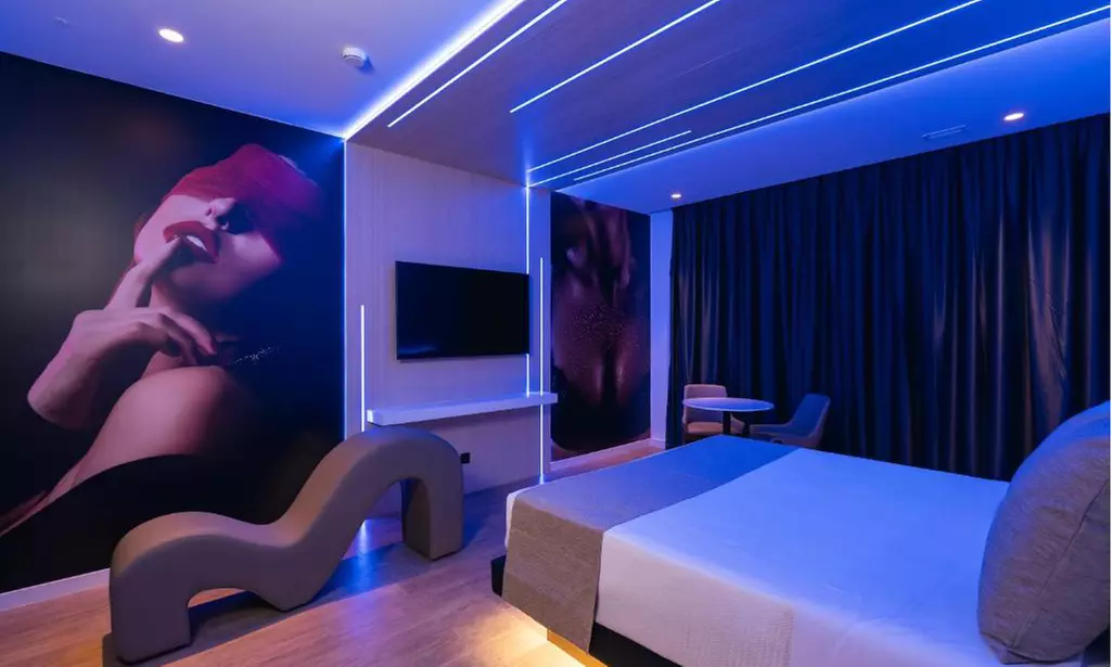 Valencia: suite con botella Vino blanco y decoración de pétalos