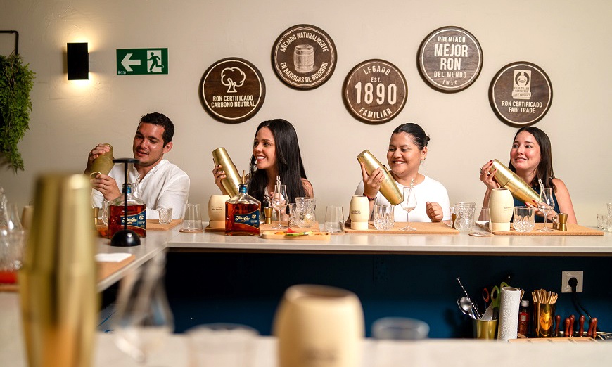 Image 9: Masterclass o tour con cata de ron y taller de elaboración de cóctel