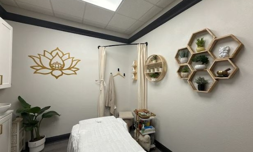 Image 3: Up to 52% Off on Full Massage, Scalp Relief, Coffee Scrub&Tea