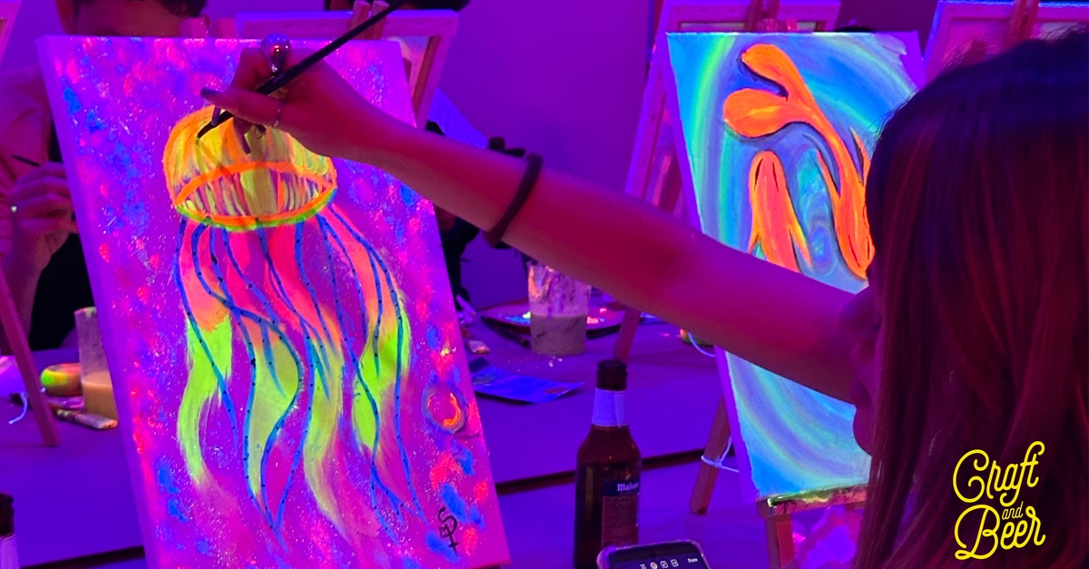Experiencia de pintura neón con cerveza en Malasaña, Madrid