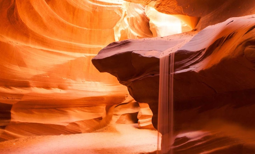 Image 3: Explore Las Vegas with Marvit Tours