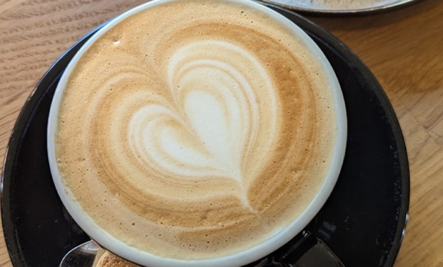 Image 3: Matcha oder Heißgetränk nach Wahl & Stück Kuchen für 1 - 4 Personen