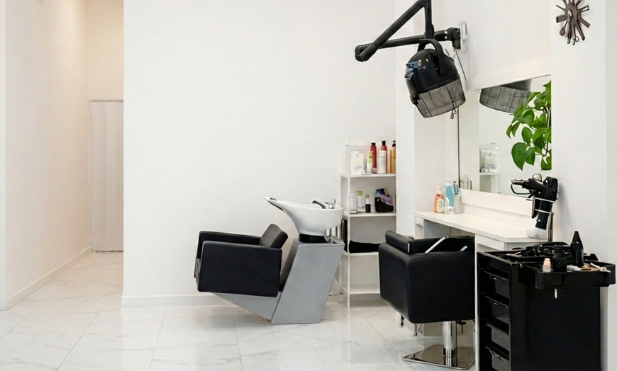 Image 2:  Sesión de peluquería: Tratamiento de Hidratación con lavado y masaje 