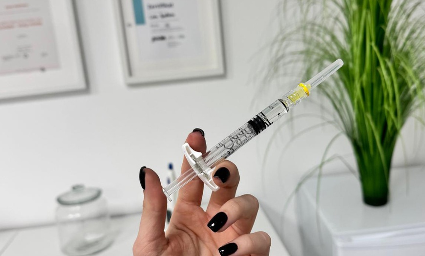 Image 5: Injektion von 0,75-2 ml Hyaluron im Gesicht für Zone nach Wahl