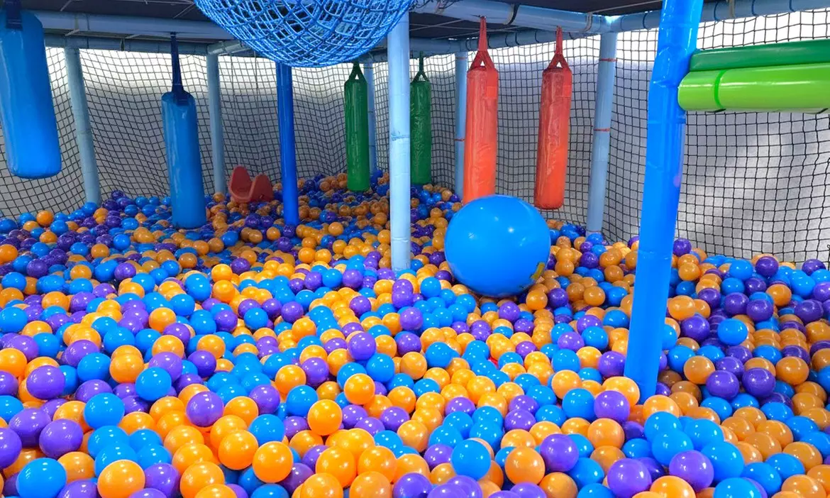 Acceso libre al parque de bolas para 2 o 4 niños con vigilancia