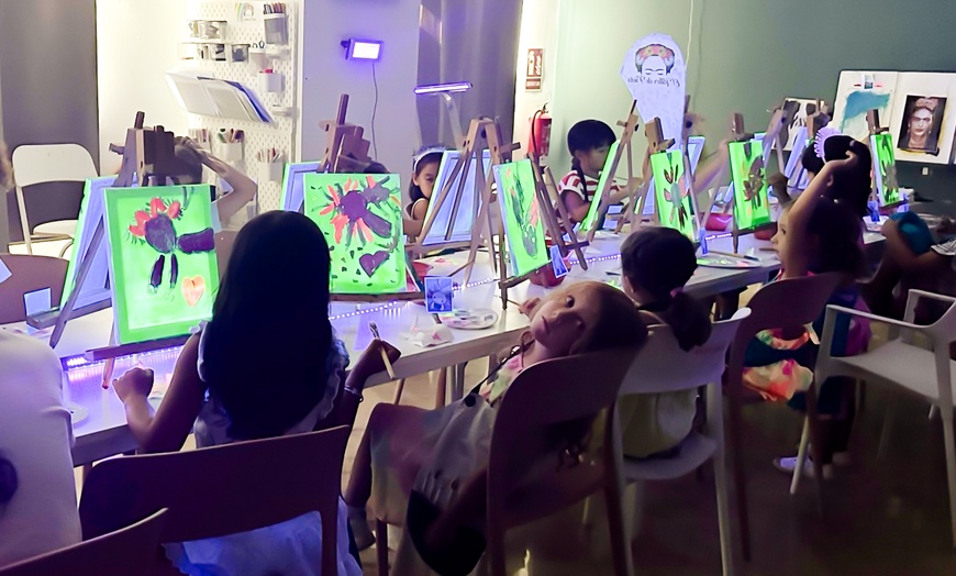 Image 2: Taller familiar con pinturas fluorescentes para 1 o 2 niños/adultos 