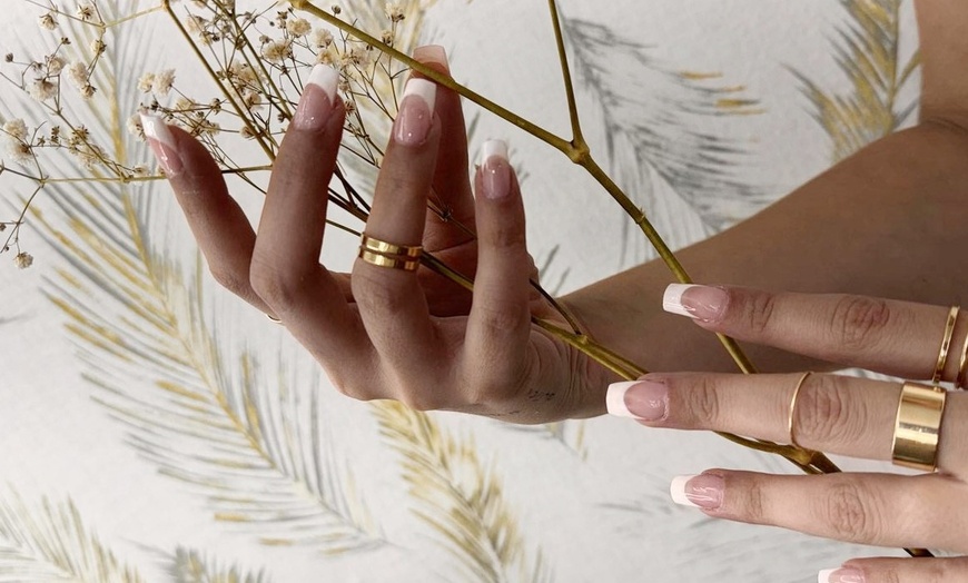 Image 4: Manicura o pedicura normal o semipermanente con diseño en 1 uña