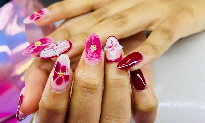 Image 3: Manicura y/o pedicura o primera puesta de gel/acrílico 