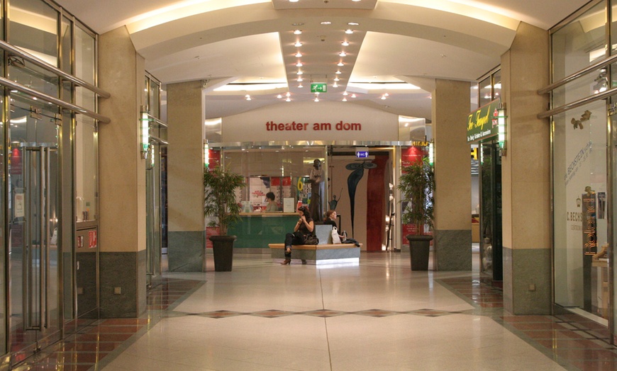 Image 2: Komödie „Je besser ich dich kenne...“: 2 Tickets vom 19.04-15.06.2025