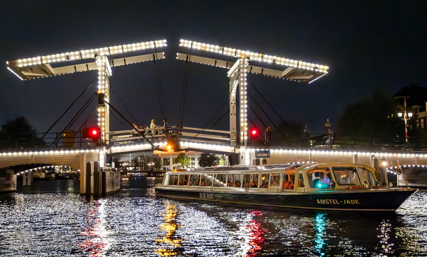 Image 12: Grachten vol lichtjes en legendes: een avondcruise door Amsterdam