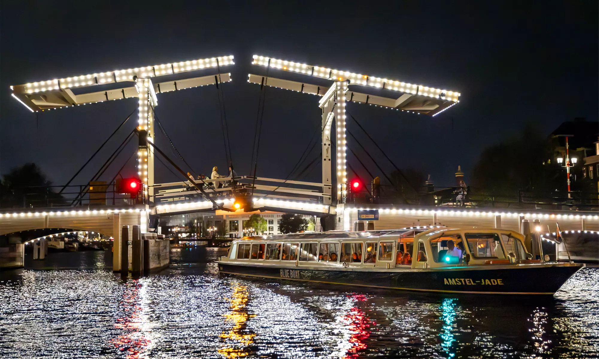 Grachten vol lichtjes en legendes: een avondcruise door Amsterdam